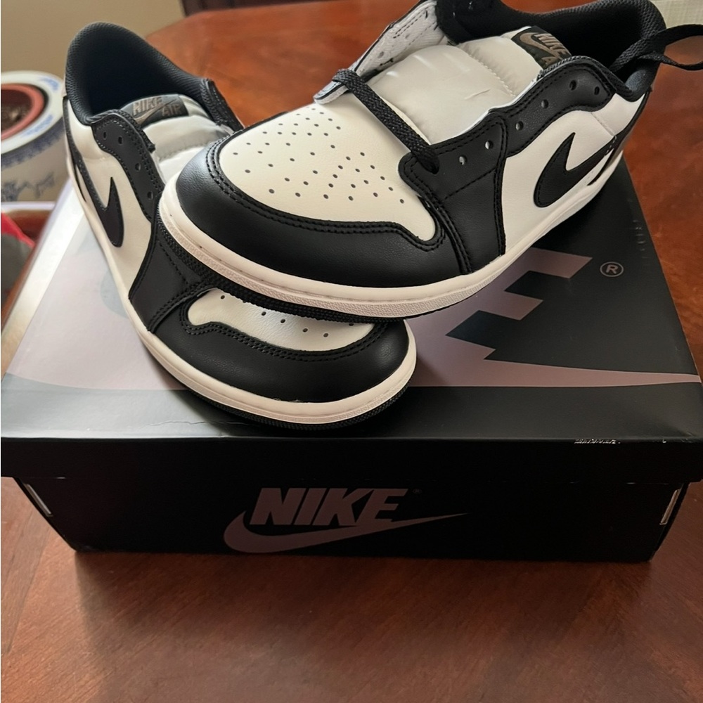 Nike Men's Black and White Low-Top Athletic Shoes